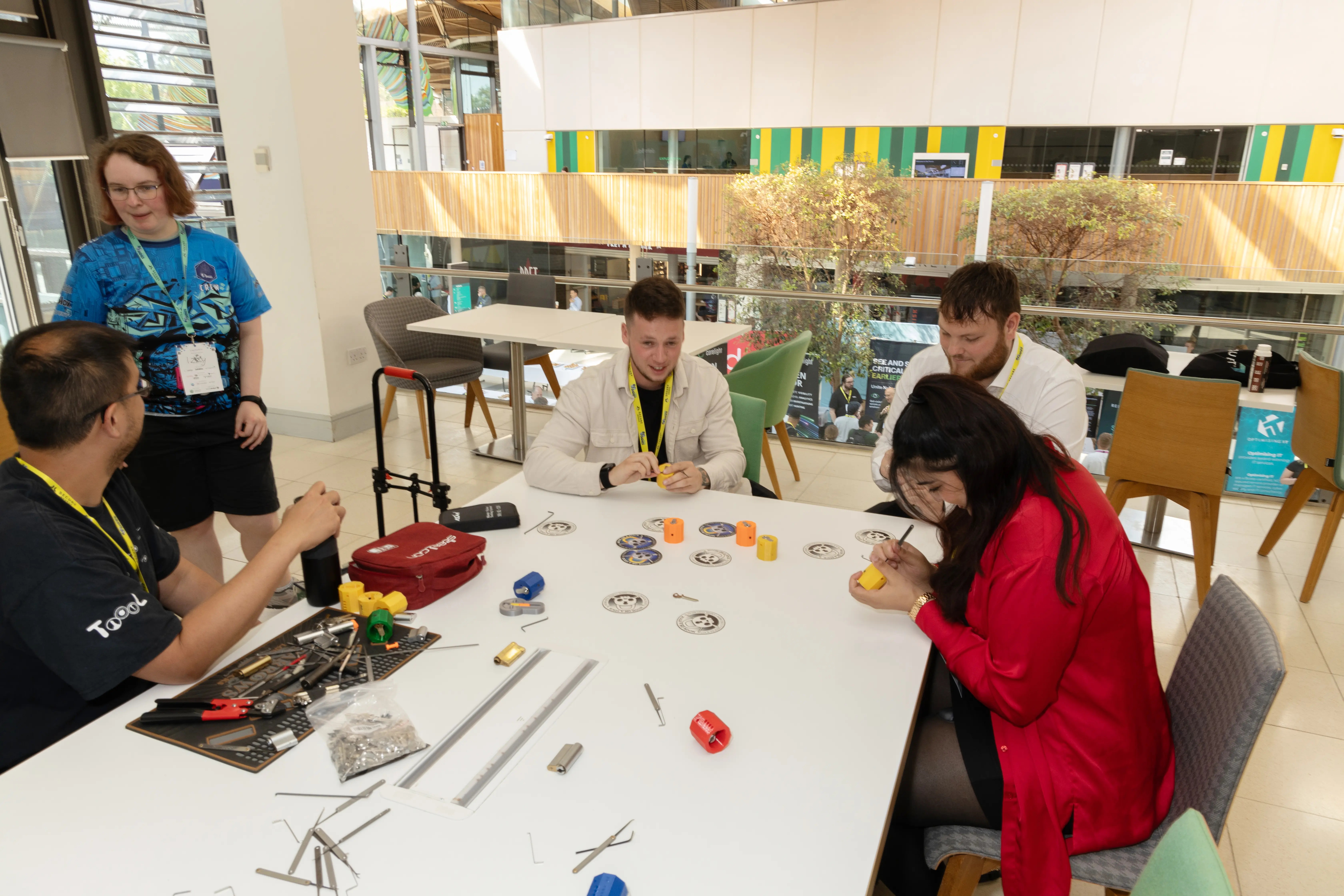 spectators-lock-picking